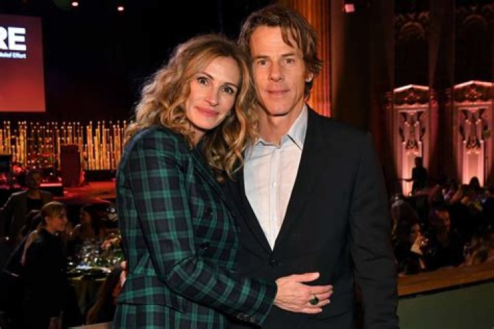 Julia Roberts Celebrates 20th Anniversary To Hubby Danny Moder With Precious PDA Pic