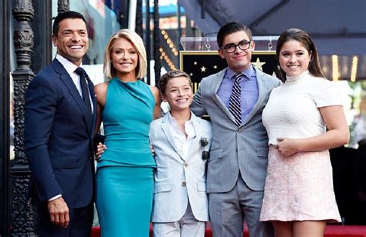 Kelly Ripa & Mark Consuelos Visit Son Joaquin At College For Wrestling – Hollywood Life