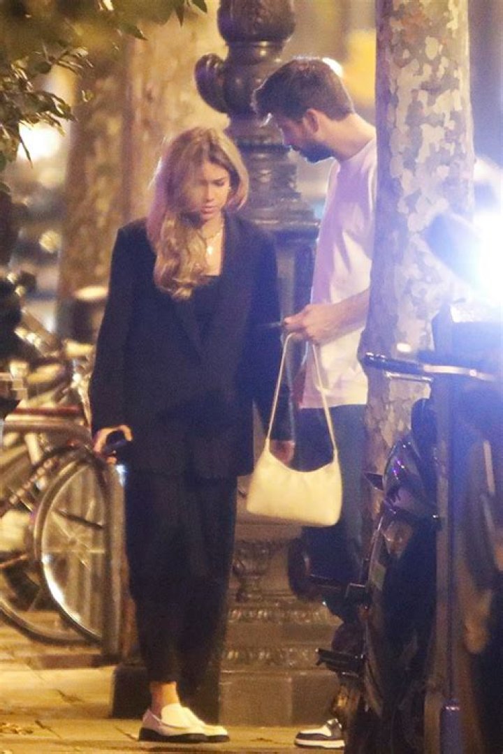New Couple Holds Hands – Hollywood Life