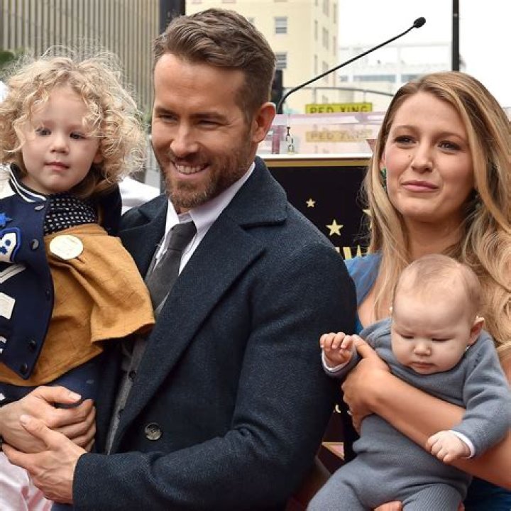 Ryan Reynolds Hugs Blake Lively As Pregnant Wife Makes A Movie Set Visit – Hollywood Life