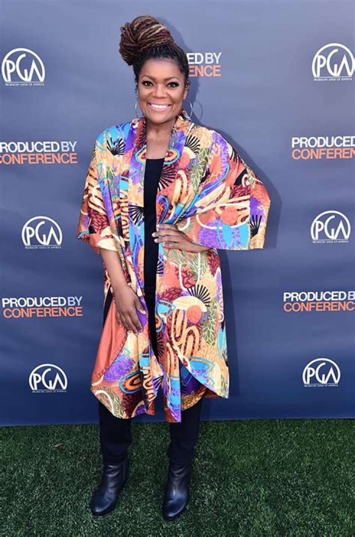 Yvette Nicole Brown Dishes On ‘Fairfax’s ‘Funny’ New Season: It’s ‘Sarcastic’ & ‘Irreverent’